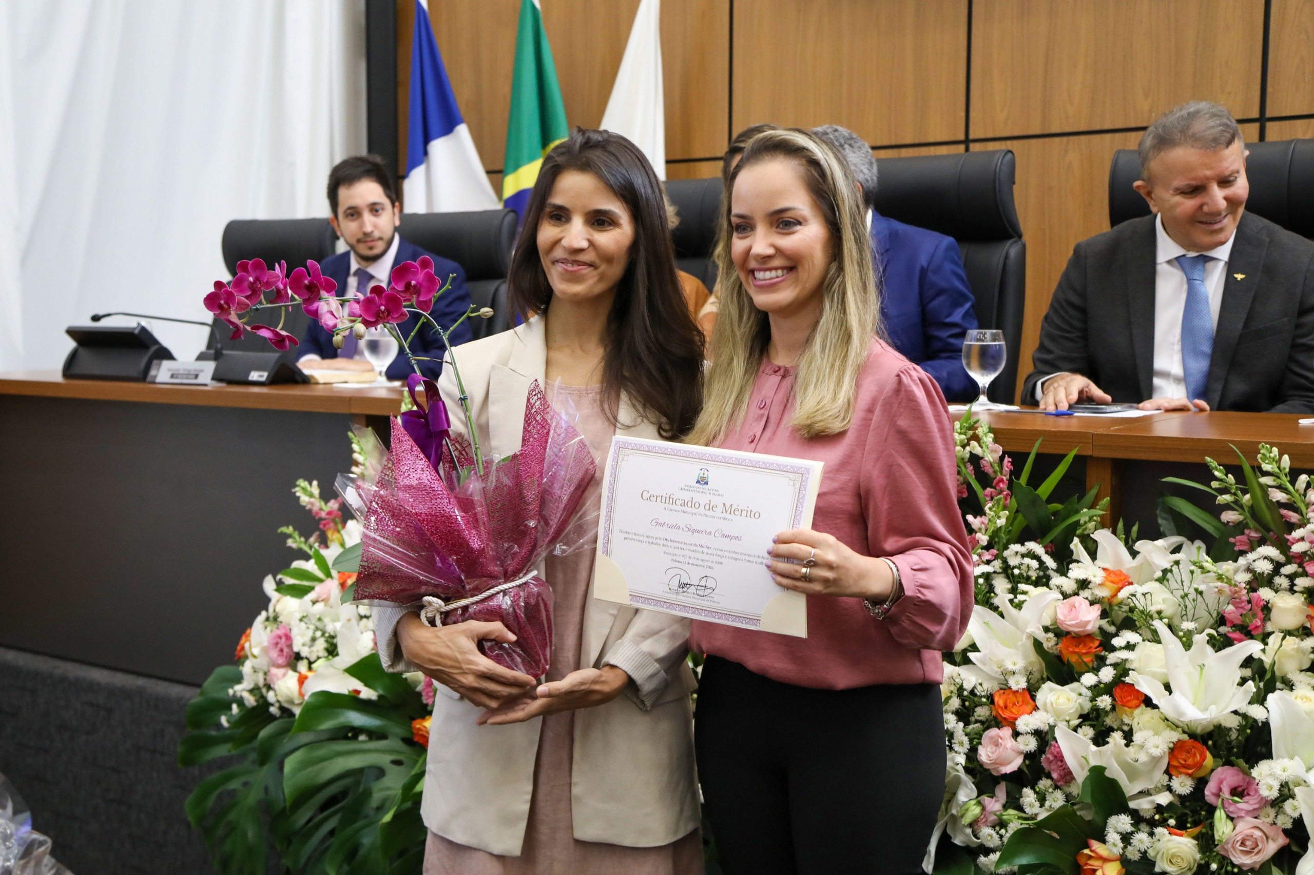 Gabriela Siqueira Campos recebeu a homenagem da vereadora Marycats, em reconhecimento ao trabalho em defesa dos animais