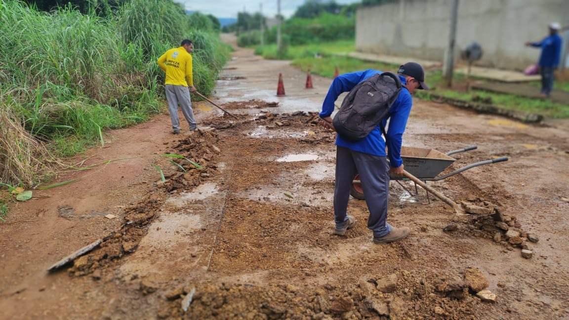 Após serviço de tapa-buracos, equipes de roçagem e limpeza entrarão no Setor Santa Fé IV