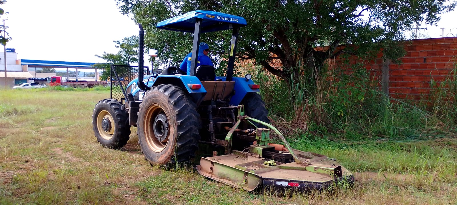 Roçagem com trator no Santa Fé II
