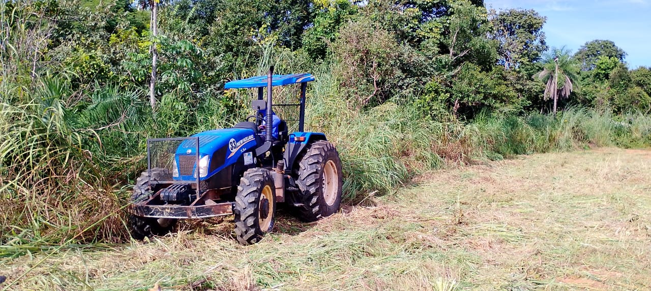 Roçagem com trator no Setor Morada do Sol I