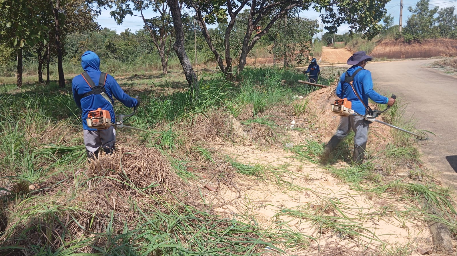 Roçagem no Setor Morada do Sol I