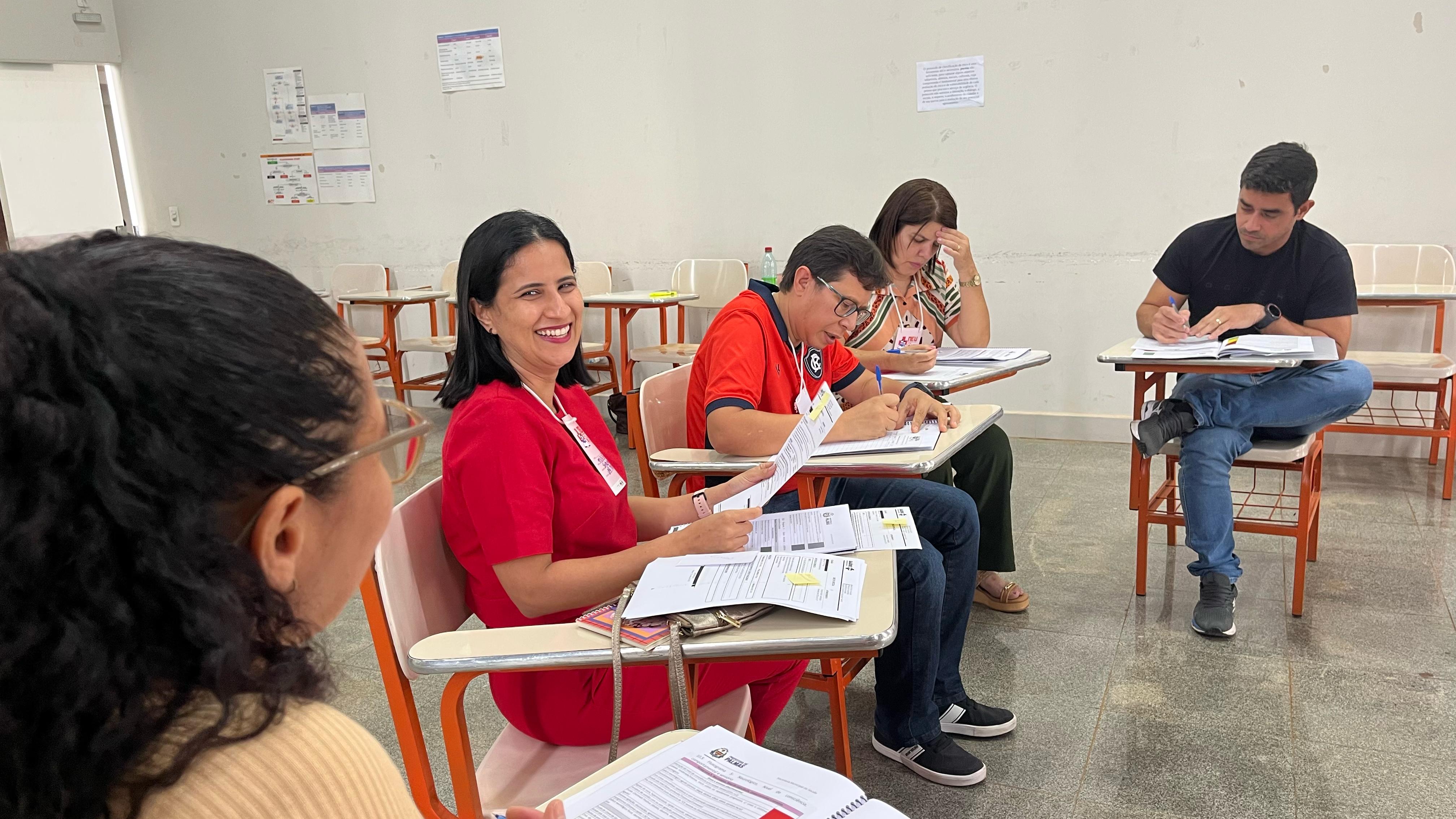 Enfermeiros foram divididos em grupos para atividades práticas sobre tema  - Foto: Gabriela Letrari/Semus