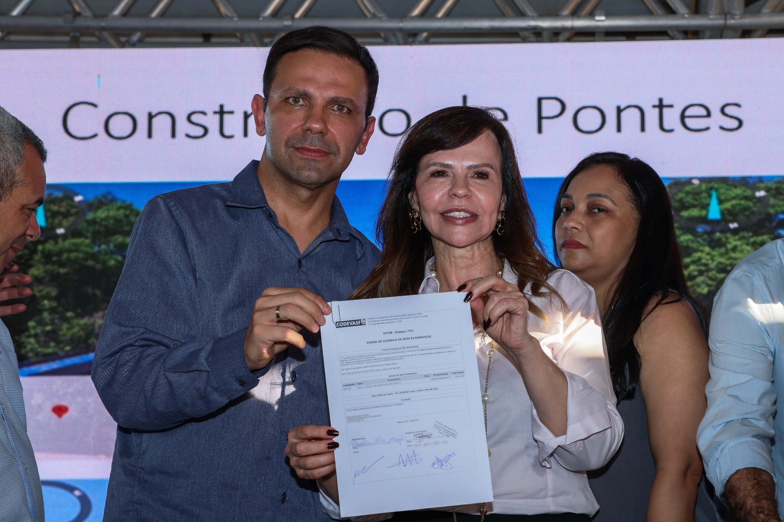 secretário Carlos Júnior recebe tratores em evento da Codevasf