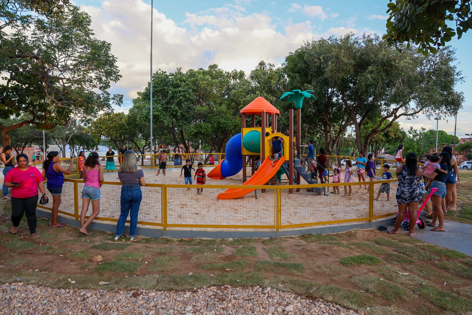 Local recebeu parque infantil para as crianças