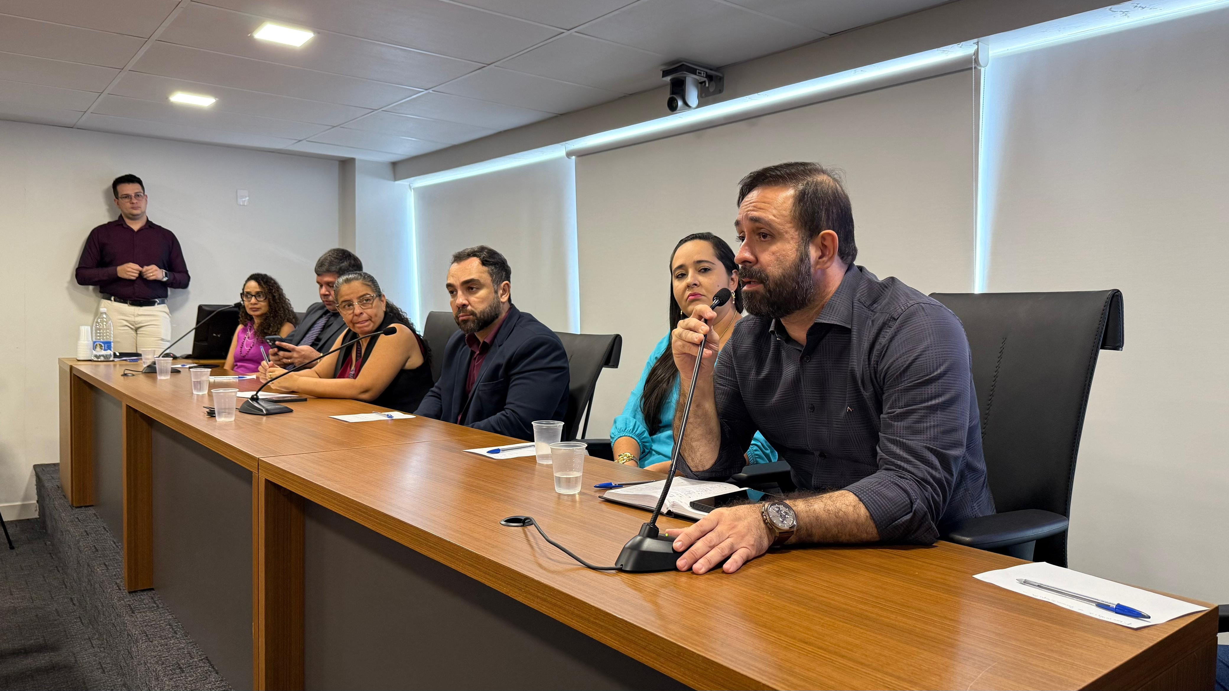 Secretário-executivo Rafael Mendonça propôs construção participativa para elaborar linha de cuidados para pessoas com fibromialgia 
