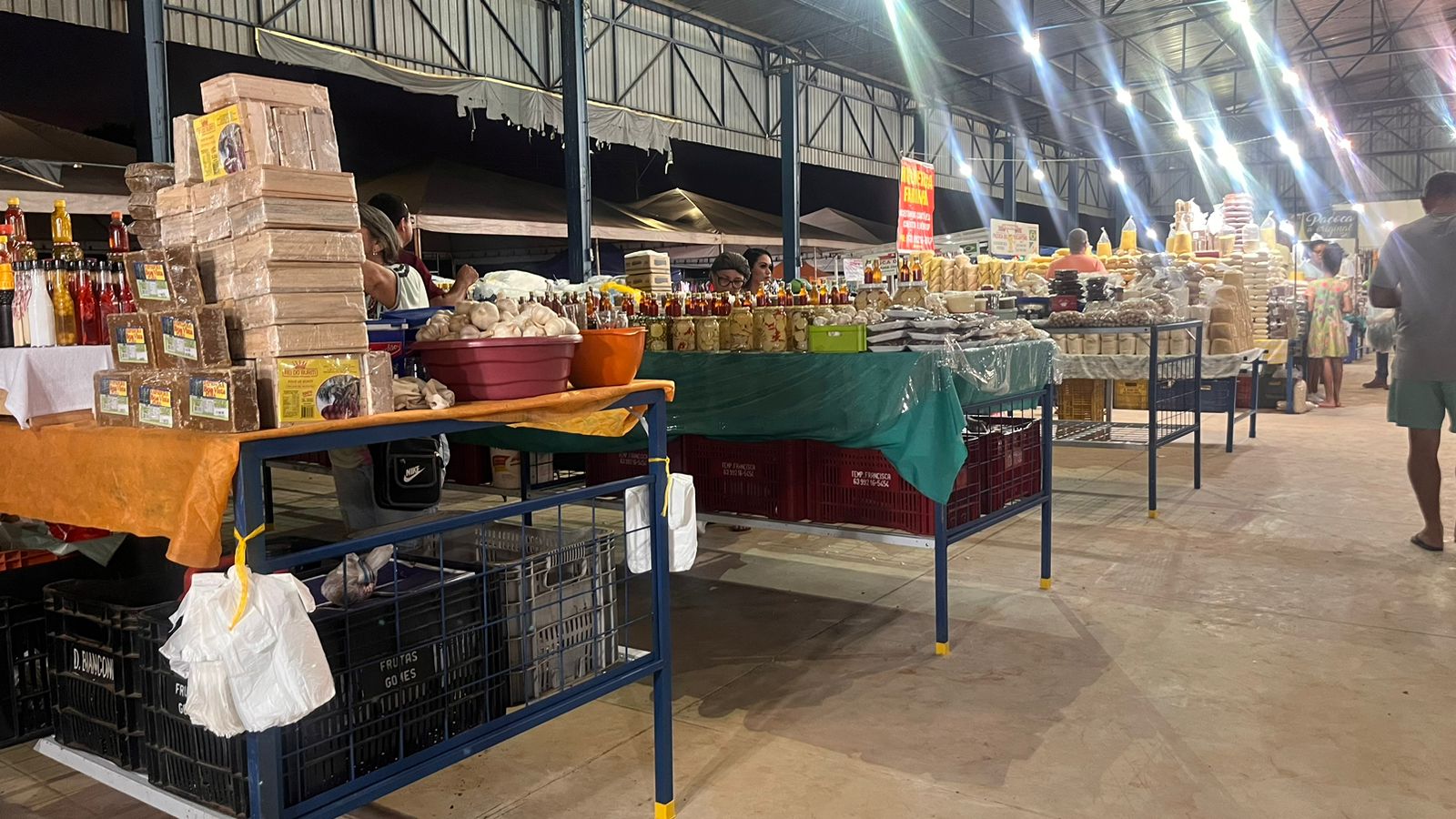 Feirantes receberam novas bancas