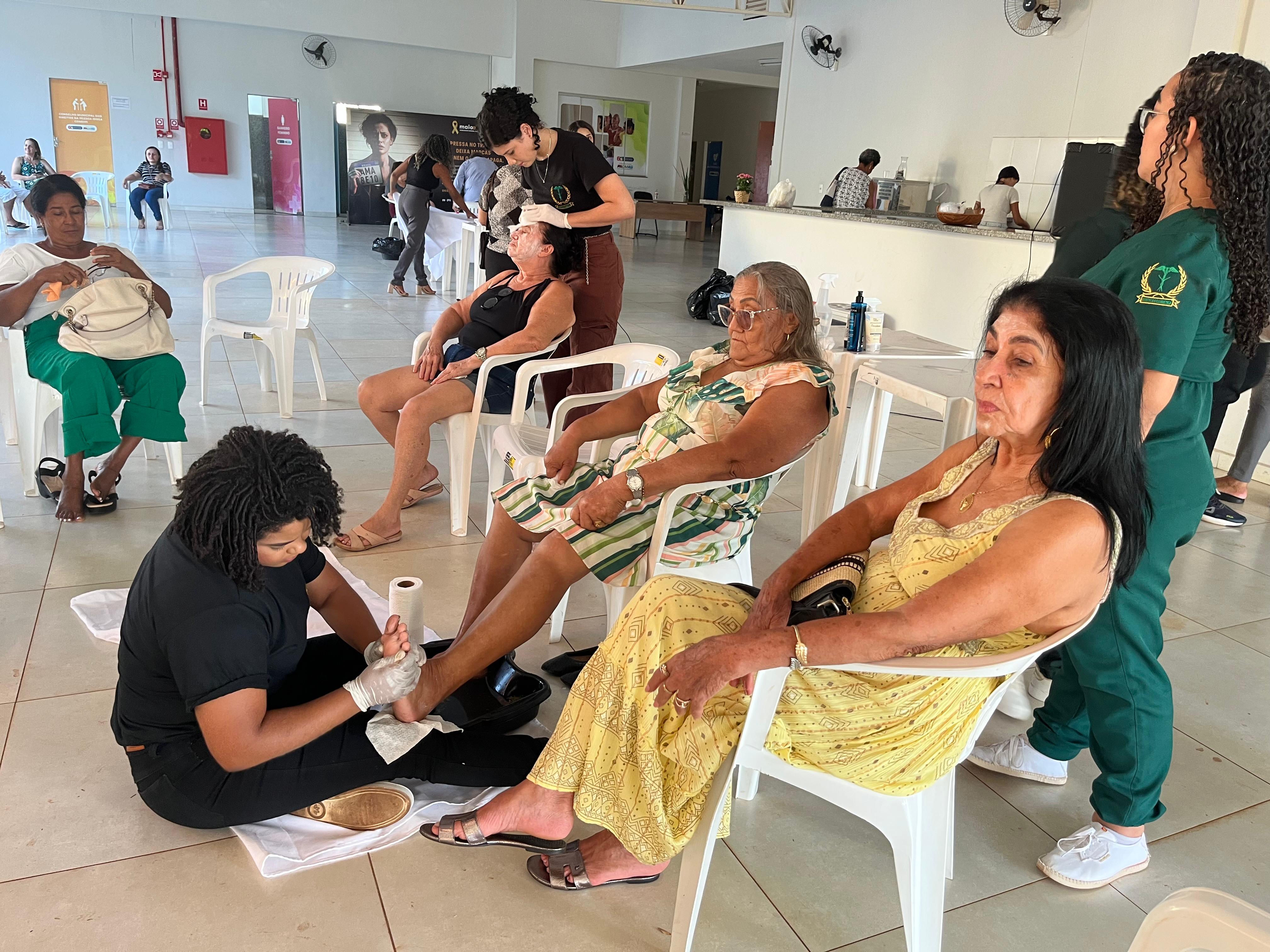 Alunas do Curso de Estética realizaram ações de cuidados com algumas idosas presentes
