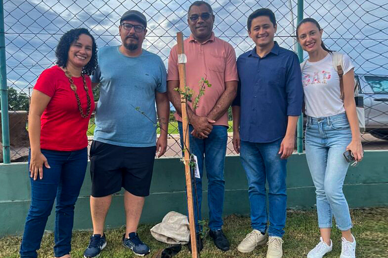 Equipe plantou uma árvore nativa durante evento