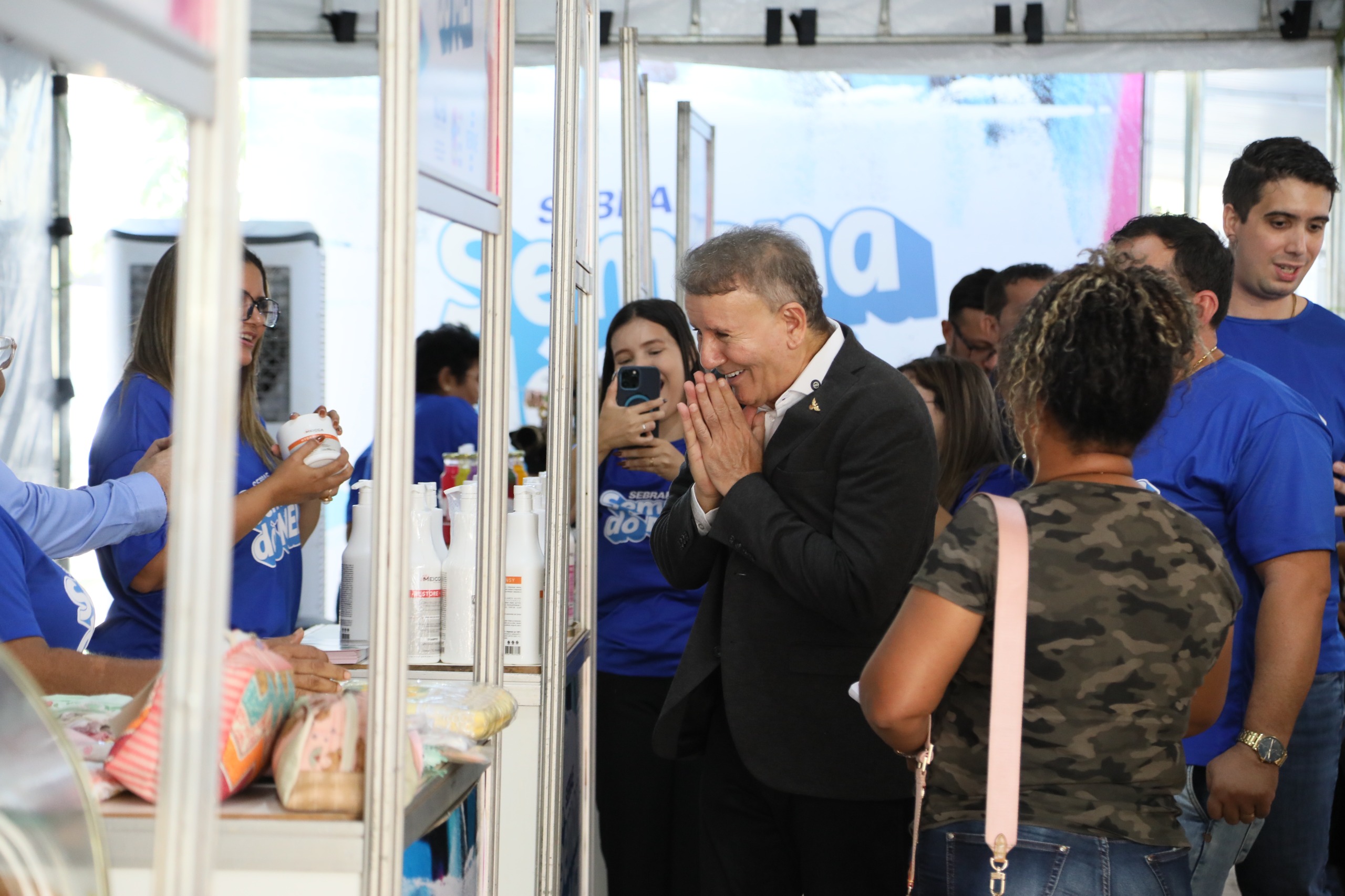 Microempreendedores estão com estandes de venda no local