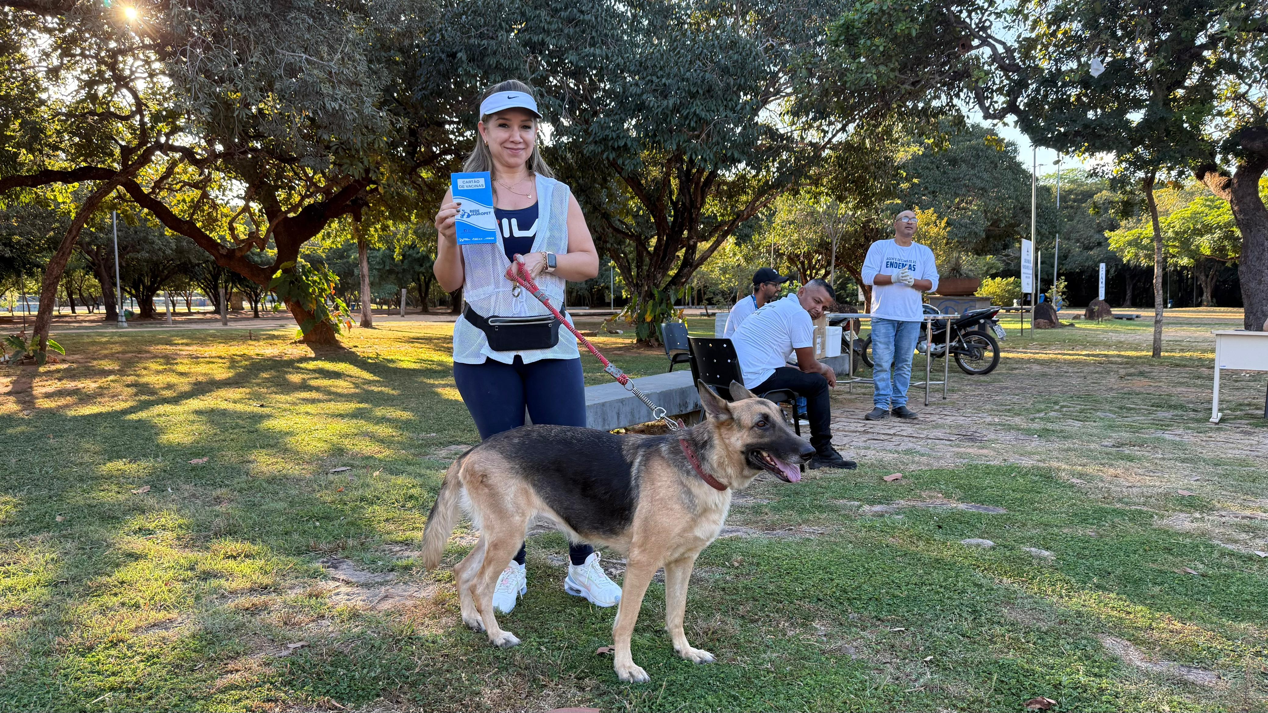 Assistente social Cida Morais  viu a divulgação nas redes sociais da saúde municipal e se programou para levar sua cachorrinha Quiara