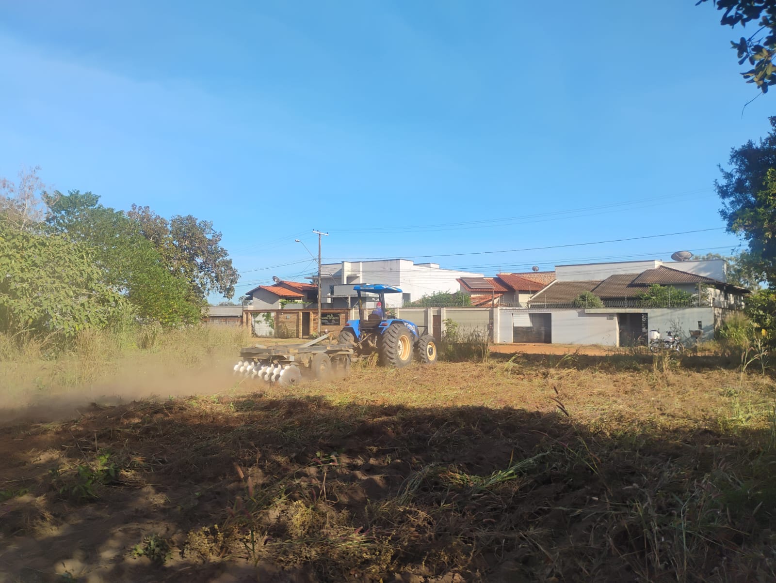 Roçagem na quadra residencial Arso 63