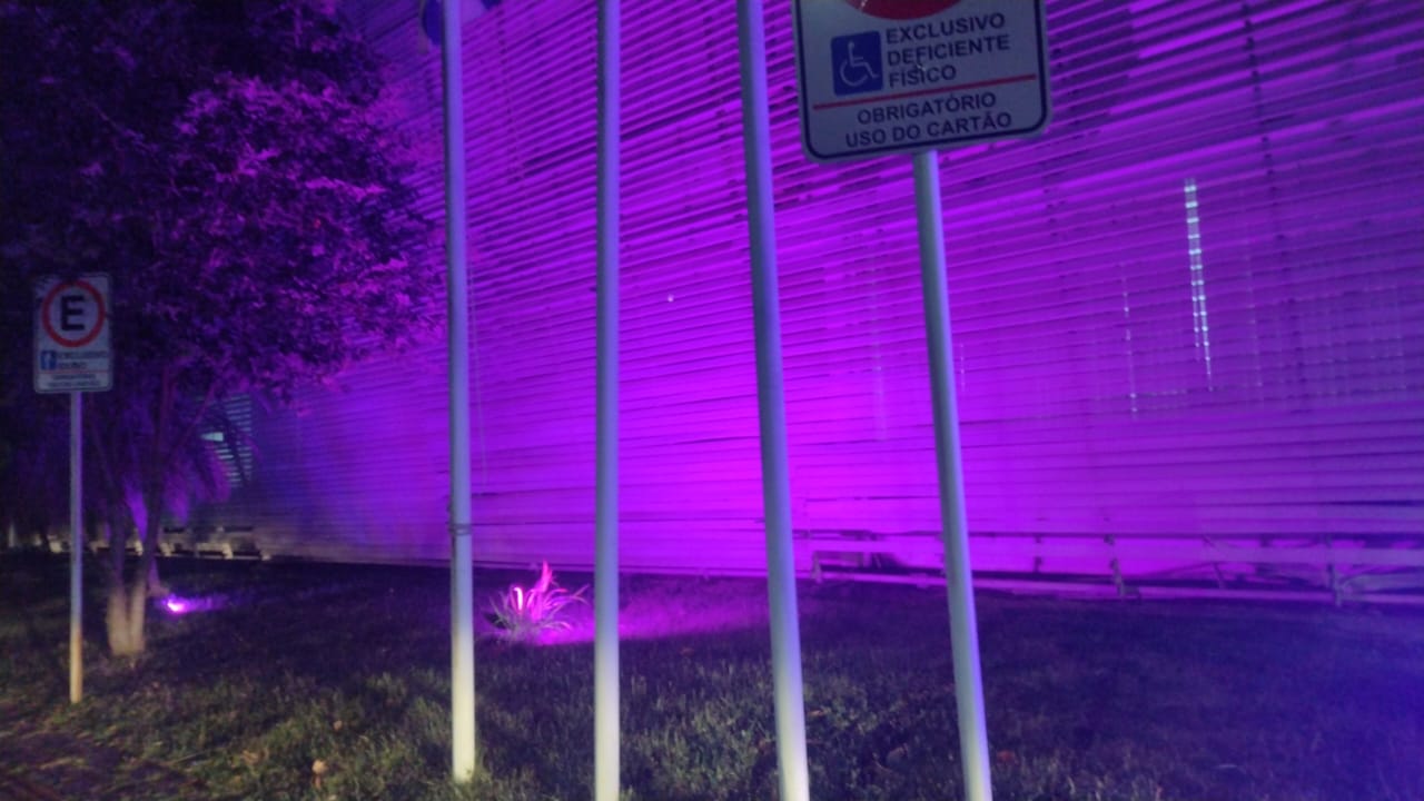 Prédio Buriti, que abriga diversos órgãos municipais, já está com iluminação na cor roxa