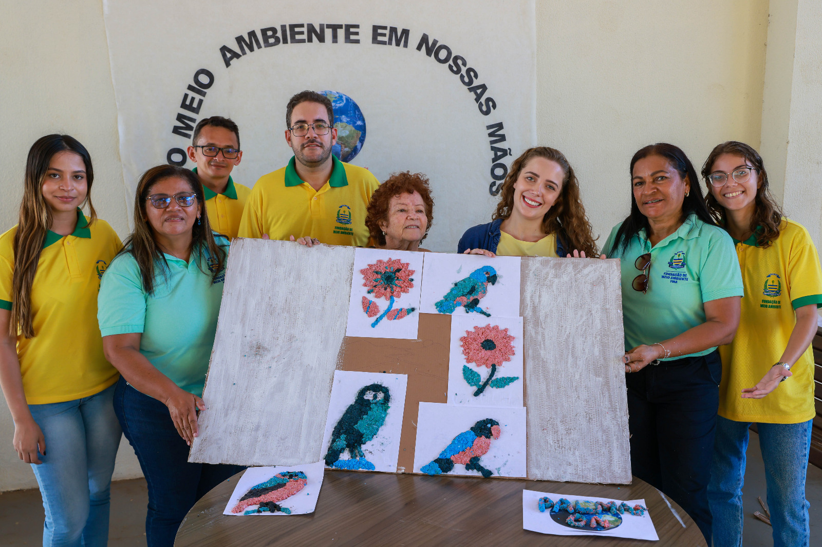 Técnicos da FMA ensinaram idosos a produzir painel com papel machê