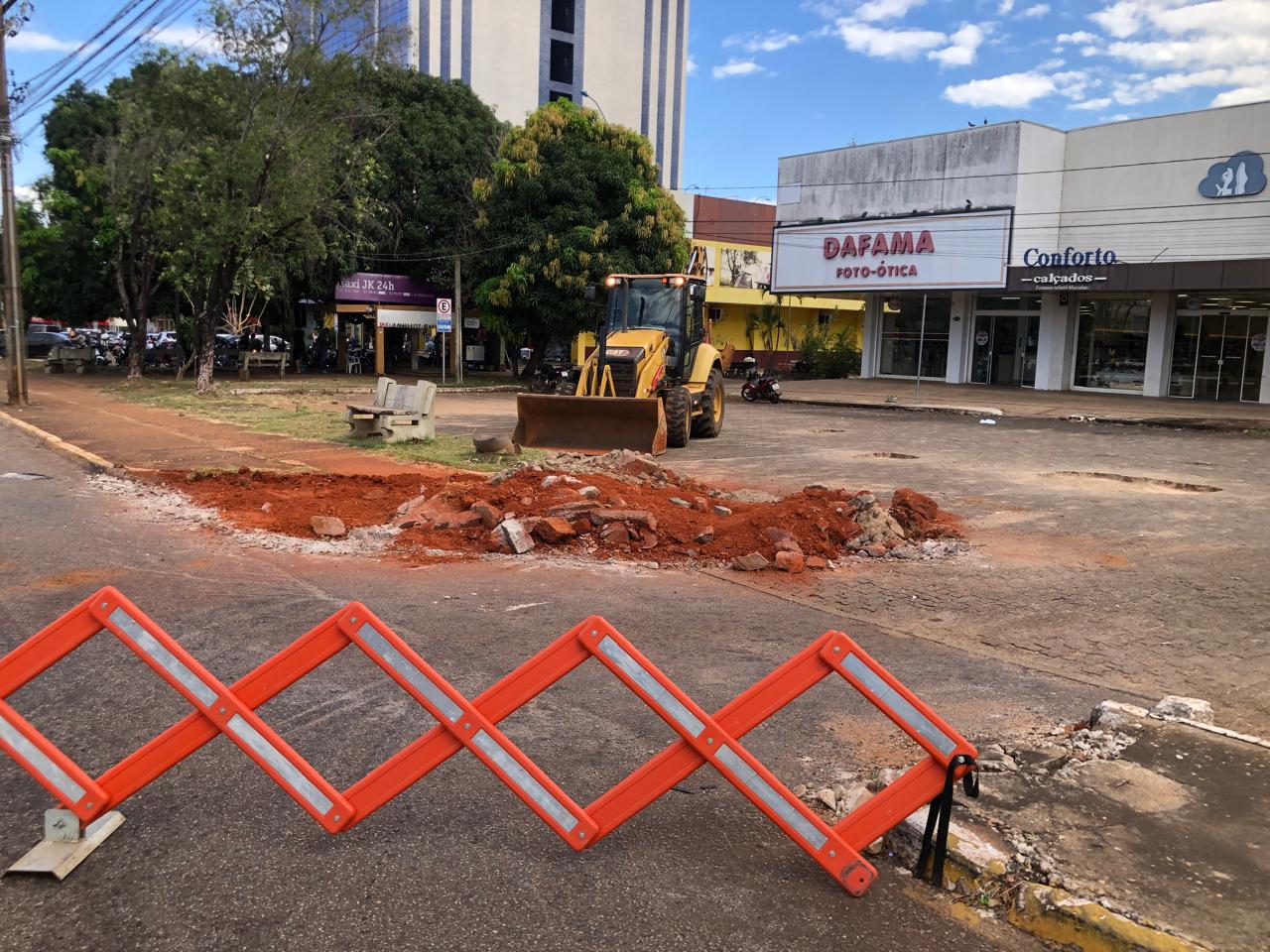 Readequação do acesso ao bolsão de estacionamento na Avenida JK 