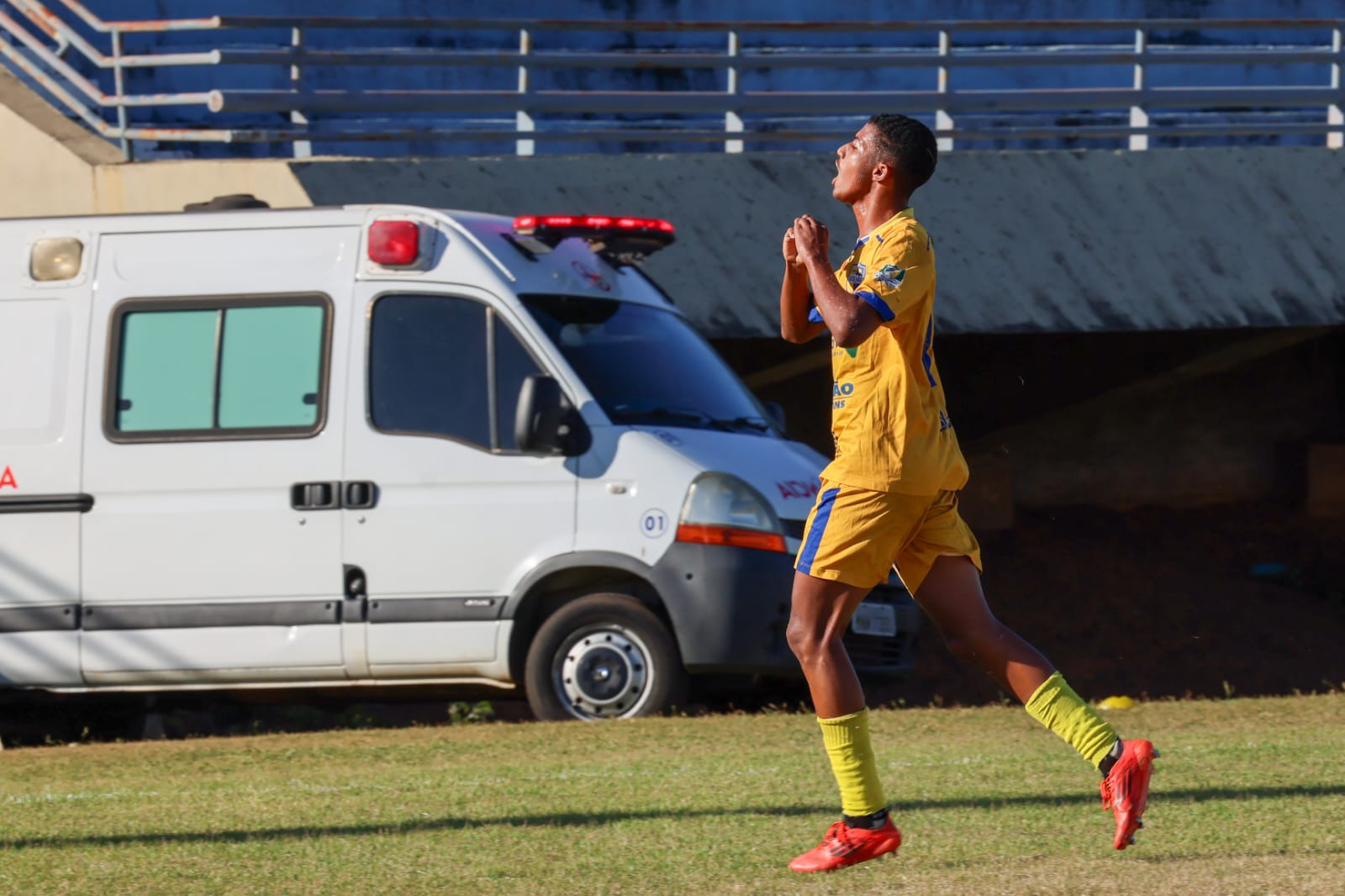 O camisa 11 Ryan comemora o gol que fez e garantiu a conquista do título Sub-17 da equipe Batalhão FC na competição