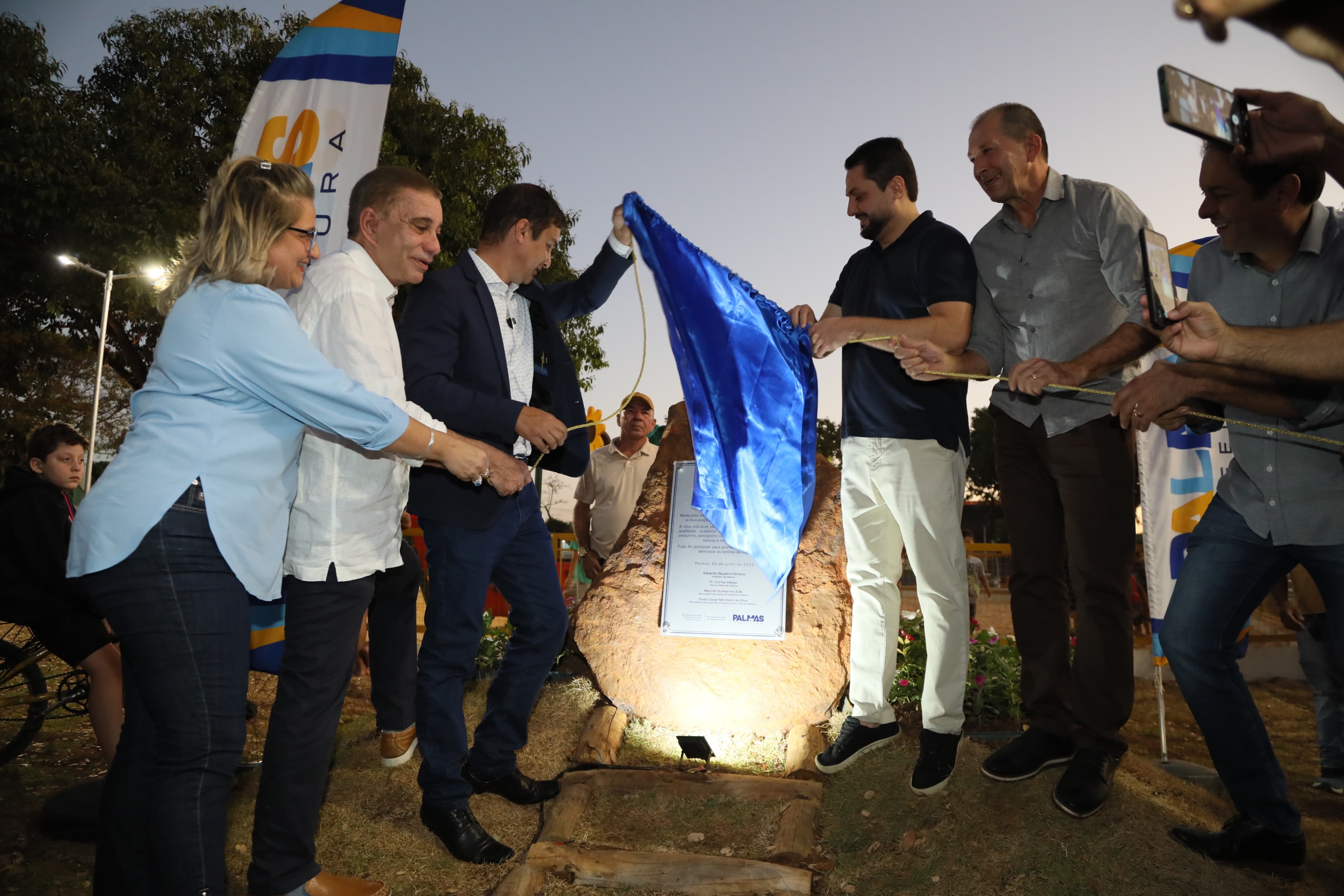 Placa de entrega da Praça Brasília, no Jardim Aureny I
