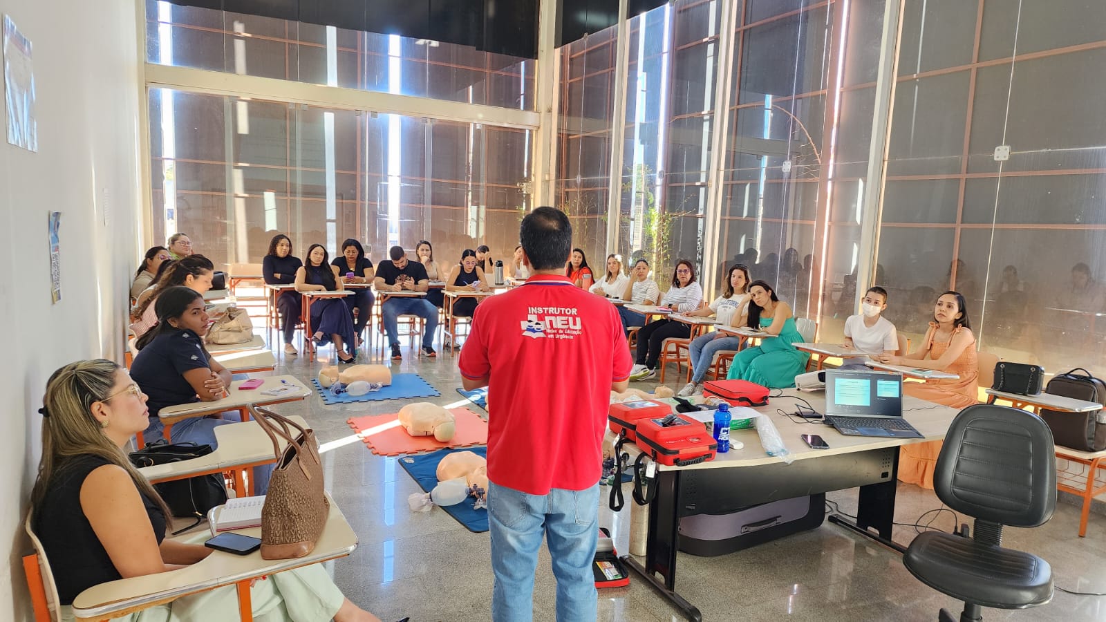 Além de conhecer o funcionamento do aparelho, os profissionais treinam técnicas de abordagem e atendimento rápido - Foto: Semus/Divulgação