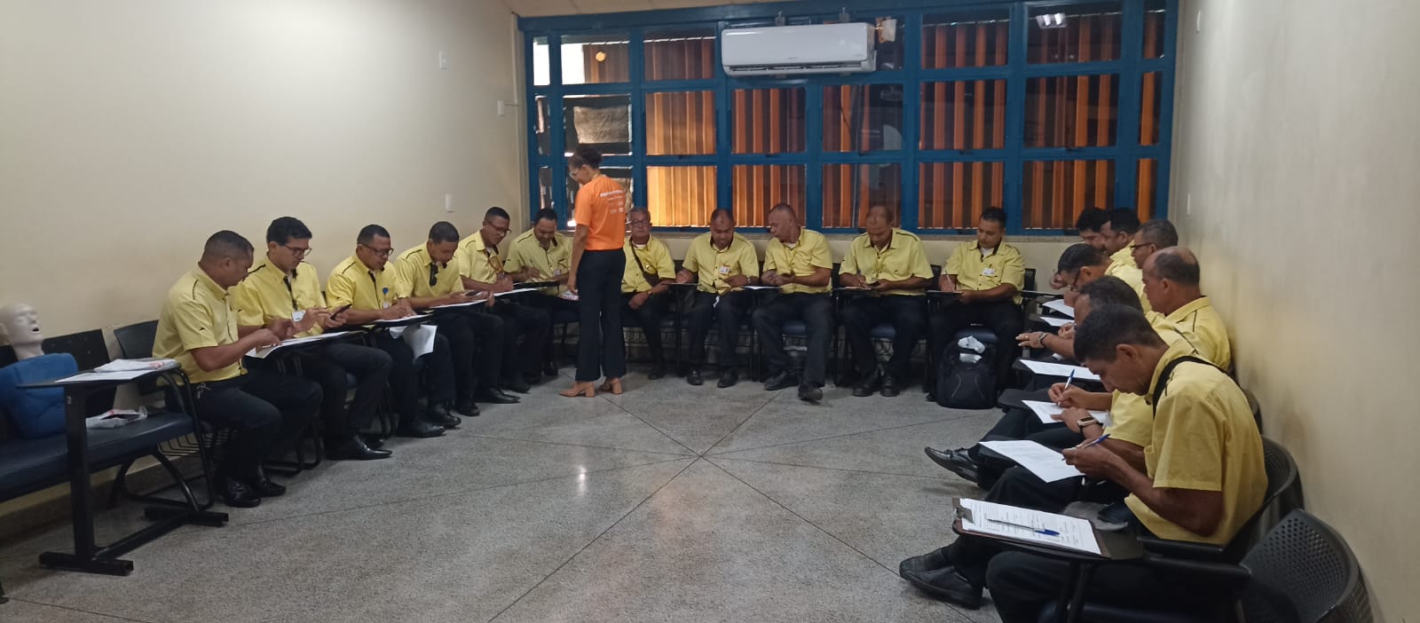 Motoristas do transporte coletivo durante treinamento no Sest/Senat