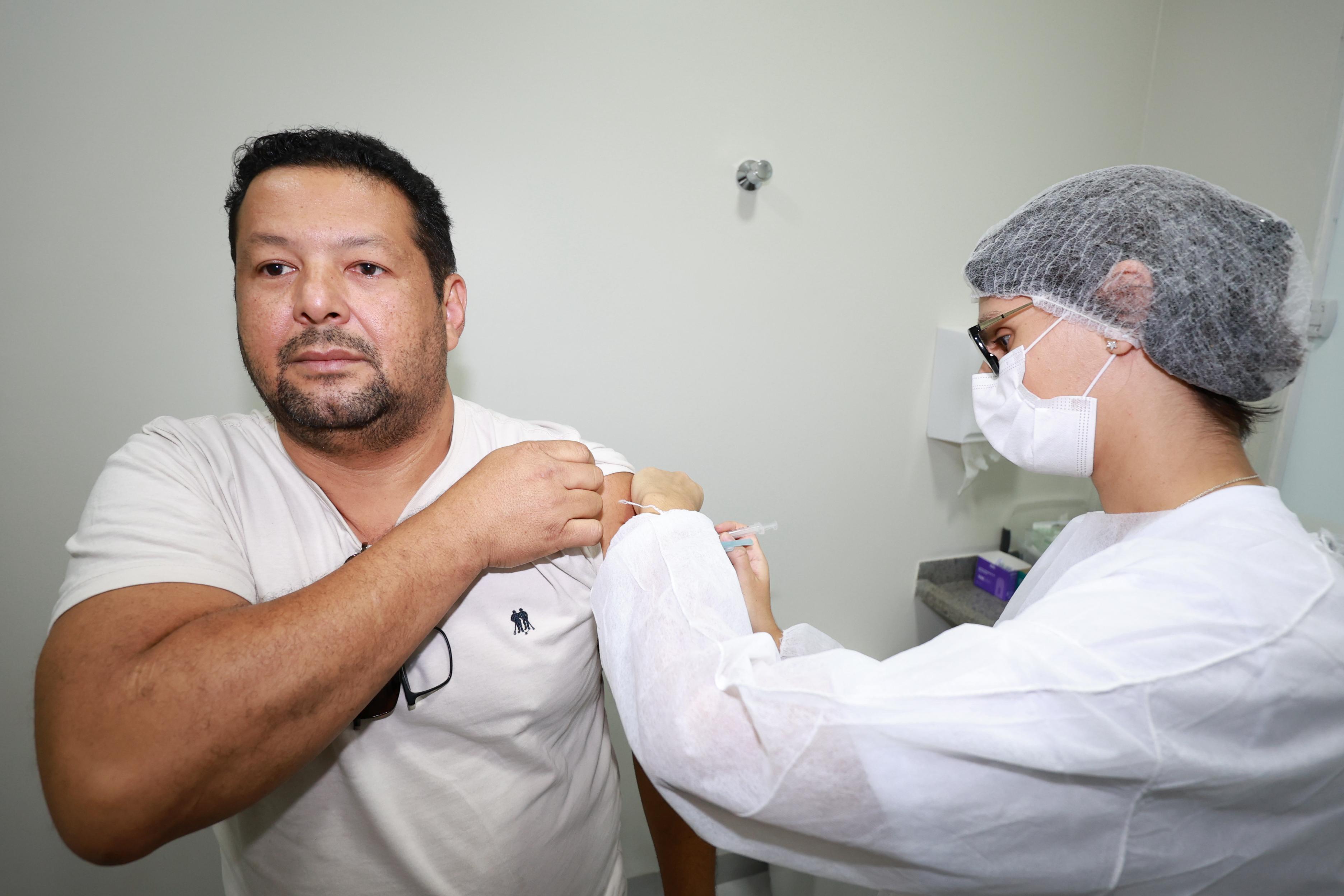 Servidor público André Luiz durante ação de vacinação em Palmas