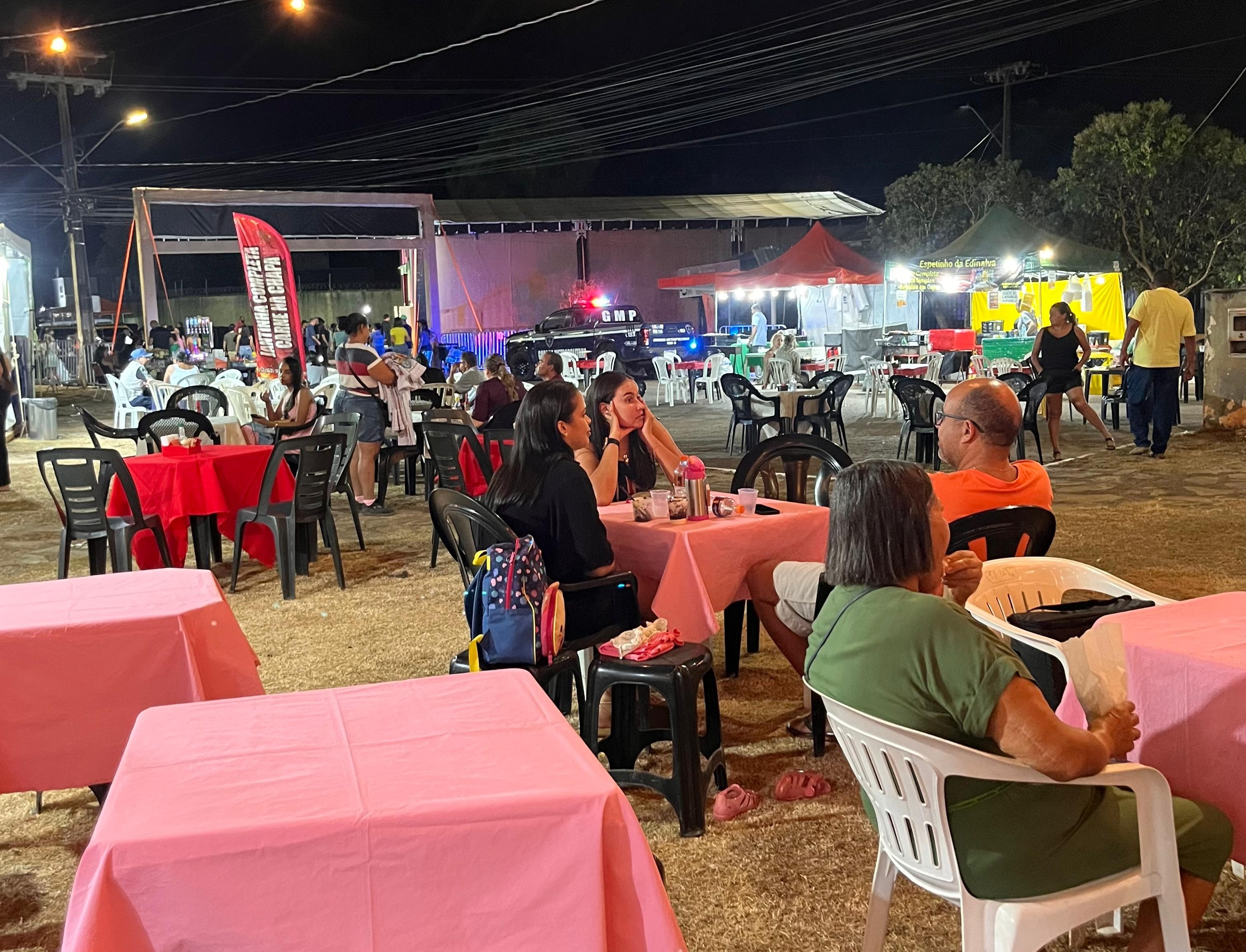 32 comerciantes ambulantes fazem parte da Vila Gastronômica externa.