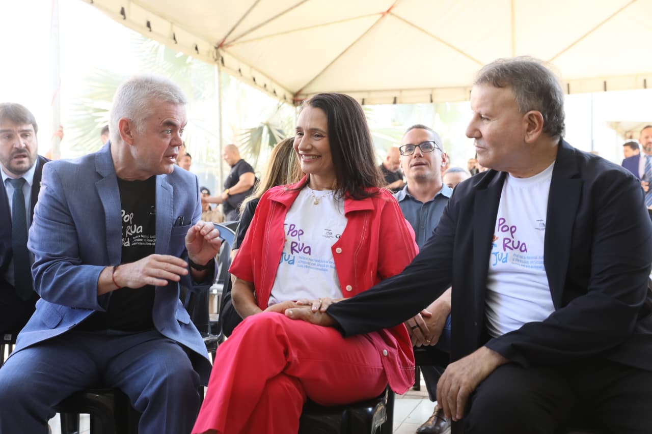 Prefeito Eduardo Siqueira Campos, com a primeira-dama e secretaria de Ação Social Polyanna Siqueira Campos e o membro do Comitê Nacional do Pop Rua Jud, Juiz Marconi Marinho