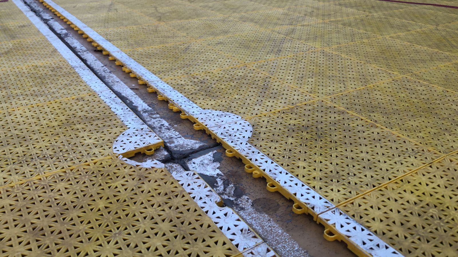 Superfície antiderrapante e amortecedora foi danificada na quadra da Arse 82