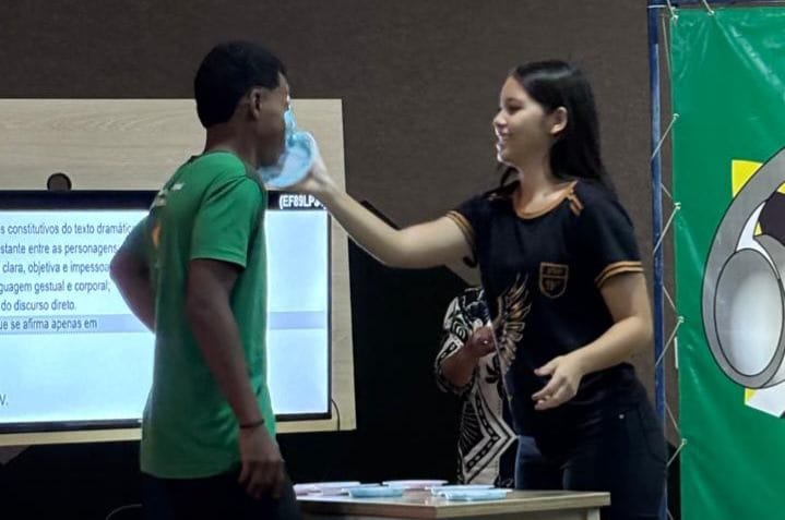 Dinâmica escolhida foi a atividade 'torta na cara', que combina foco no estudo das questões e ludicidade 