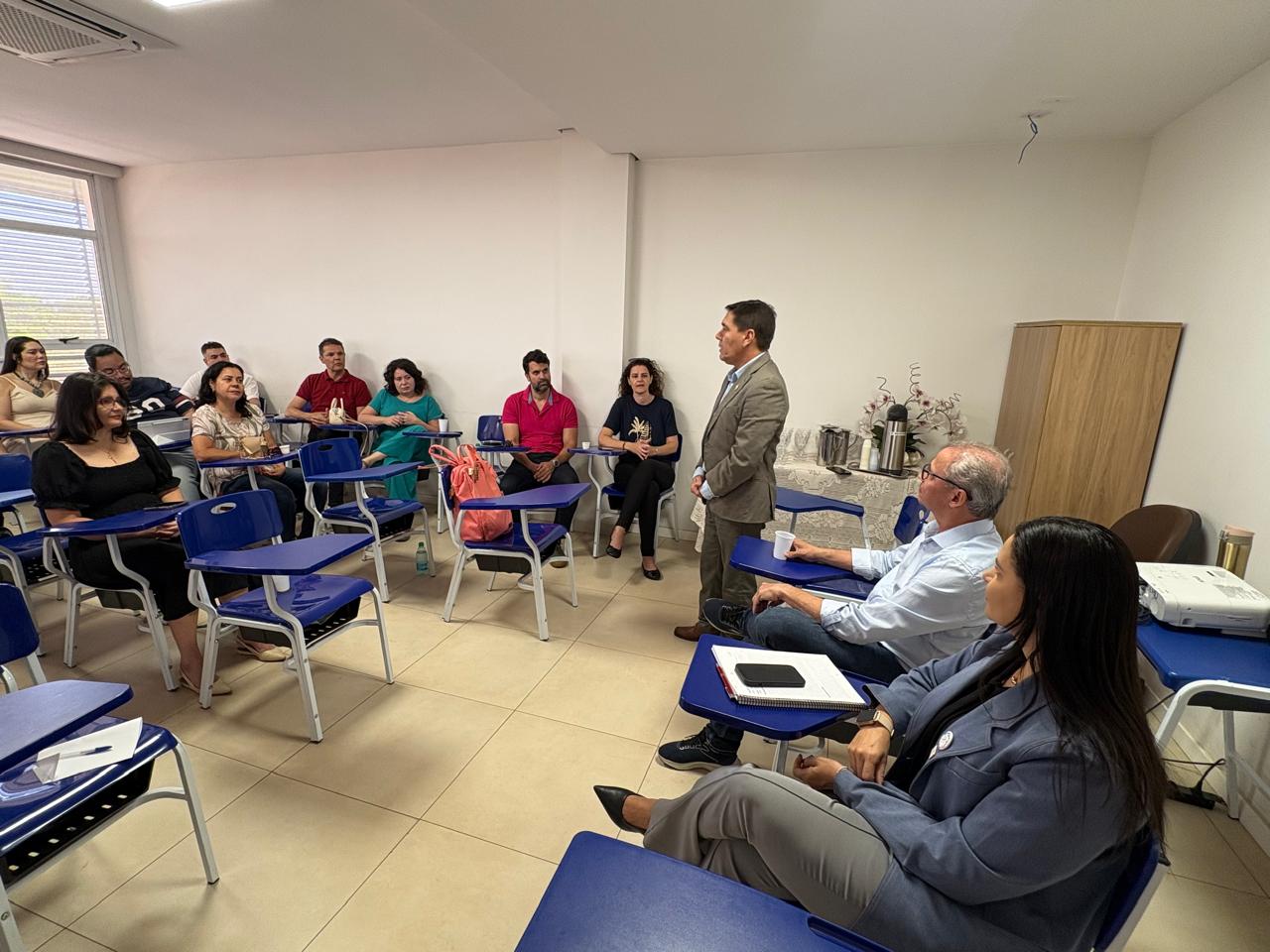 O encontro foi para fomentar o diálogo entre teoria acadêmica e a prática administrativa na educação