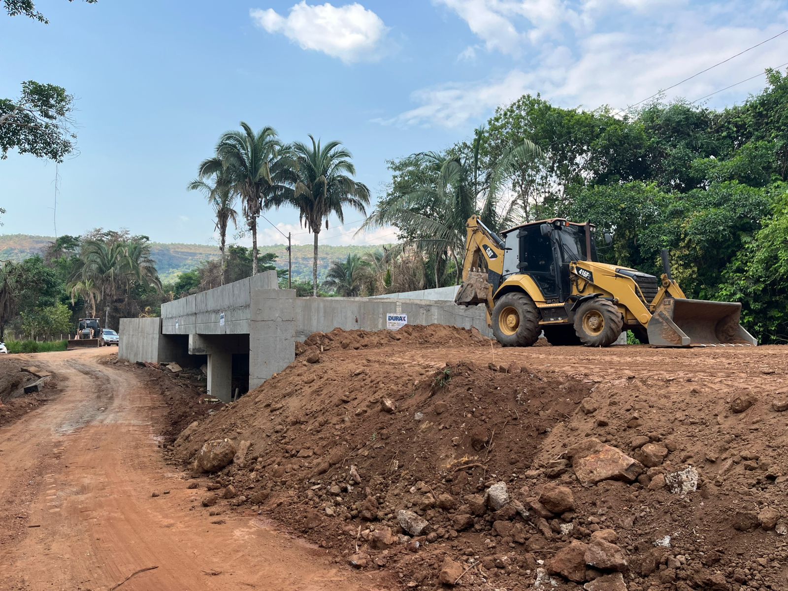 Construção do aterro de acesso à ponte sobre o ribeirão Taquaruçuzinho