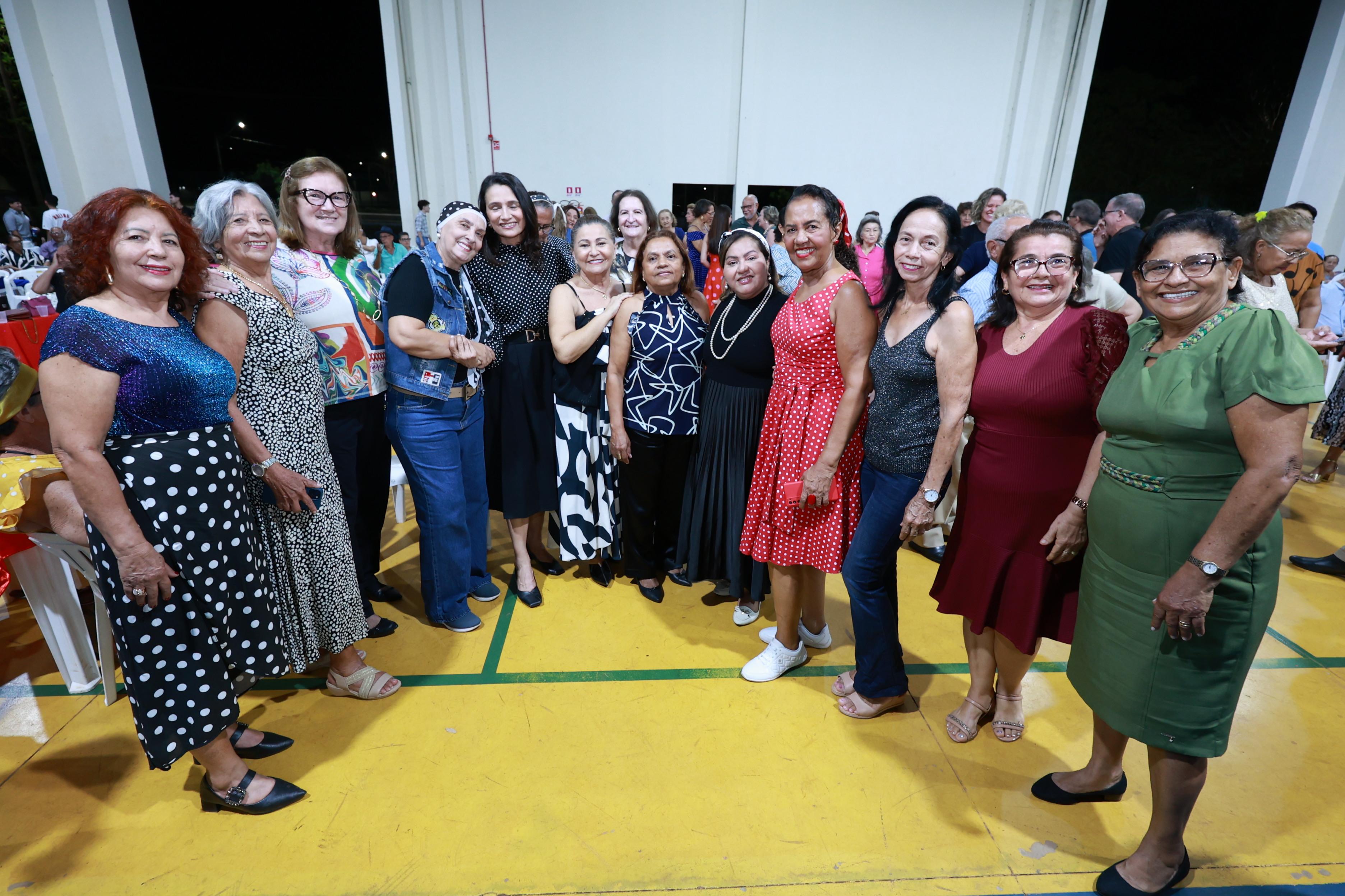 Baile dos Anos 60 trouxe alegria para os idosos do Parque da Pessoa Idosa nesta quarta-feira, 22 