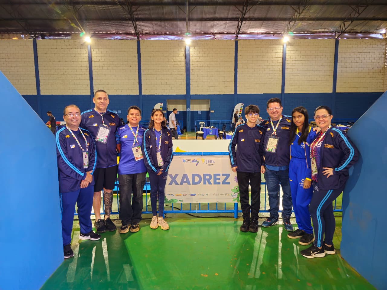 Secretário-executivo Lécio Guimarães comemora com estudantes-atletas do Xadrez o título de vice-campeã de Elisa Queiroz 