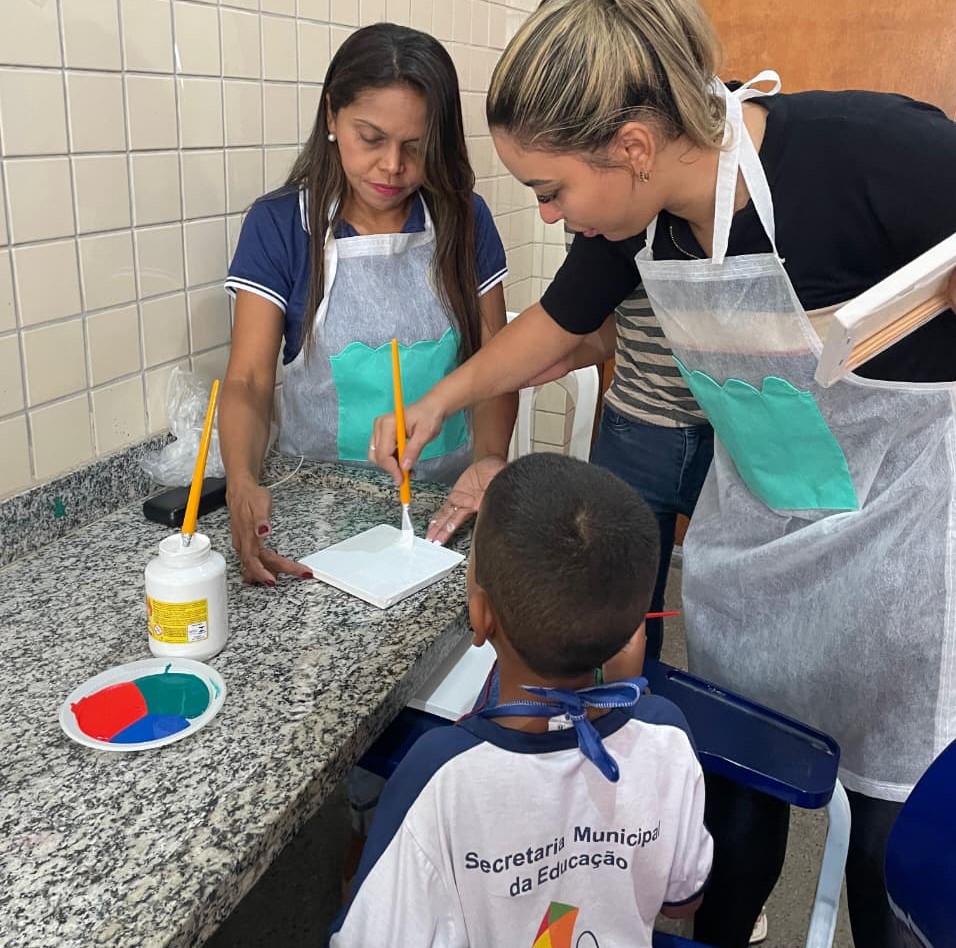 As turmas se organizaram em equipes para desenvolver ideias, estruturar pequenos negócios e apresentar soluções criativas em diversas áreas
