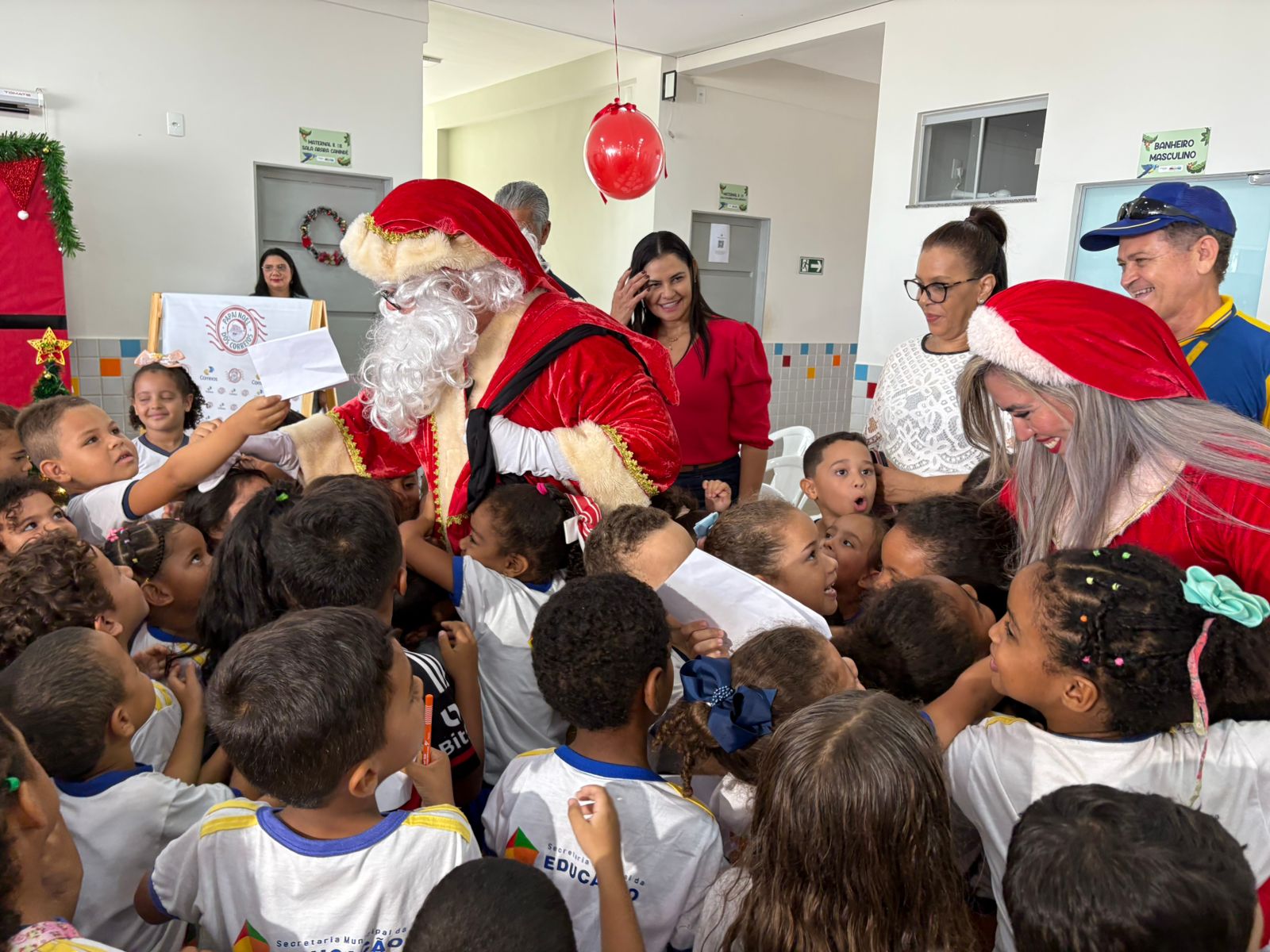 Ao som de cantos natalinos preparados pela equipe do Cmei, as crianças receberam o Papai Noel com muita expectativa e alegria no pátio da unidade 