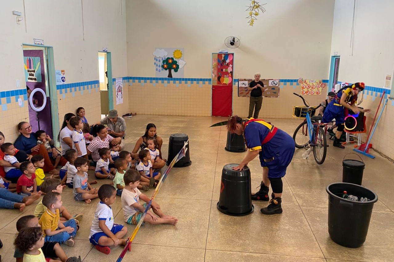 Palhaças Crise e Rosa dos Ventos durante apresentação