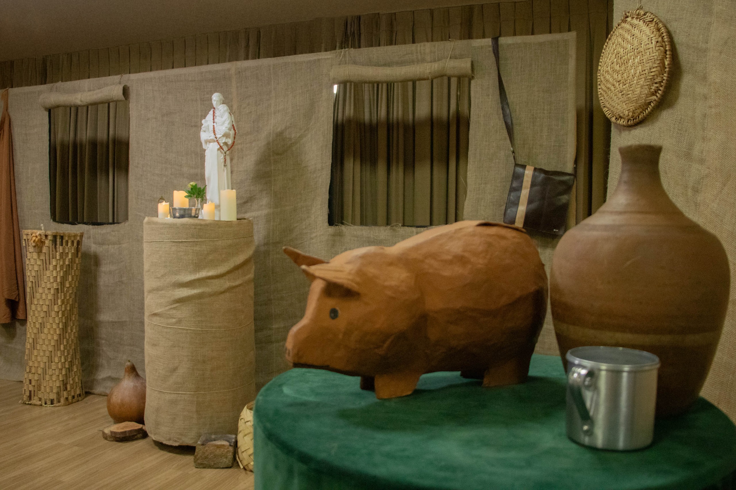 A obra questiona a relação humana entre o profano e o sagrado