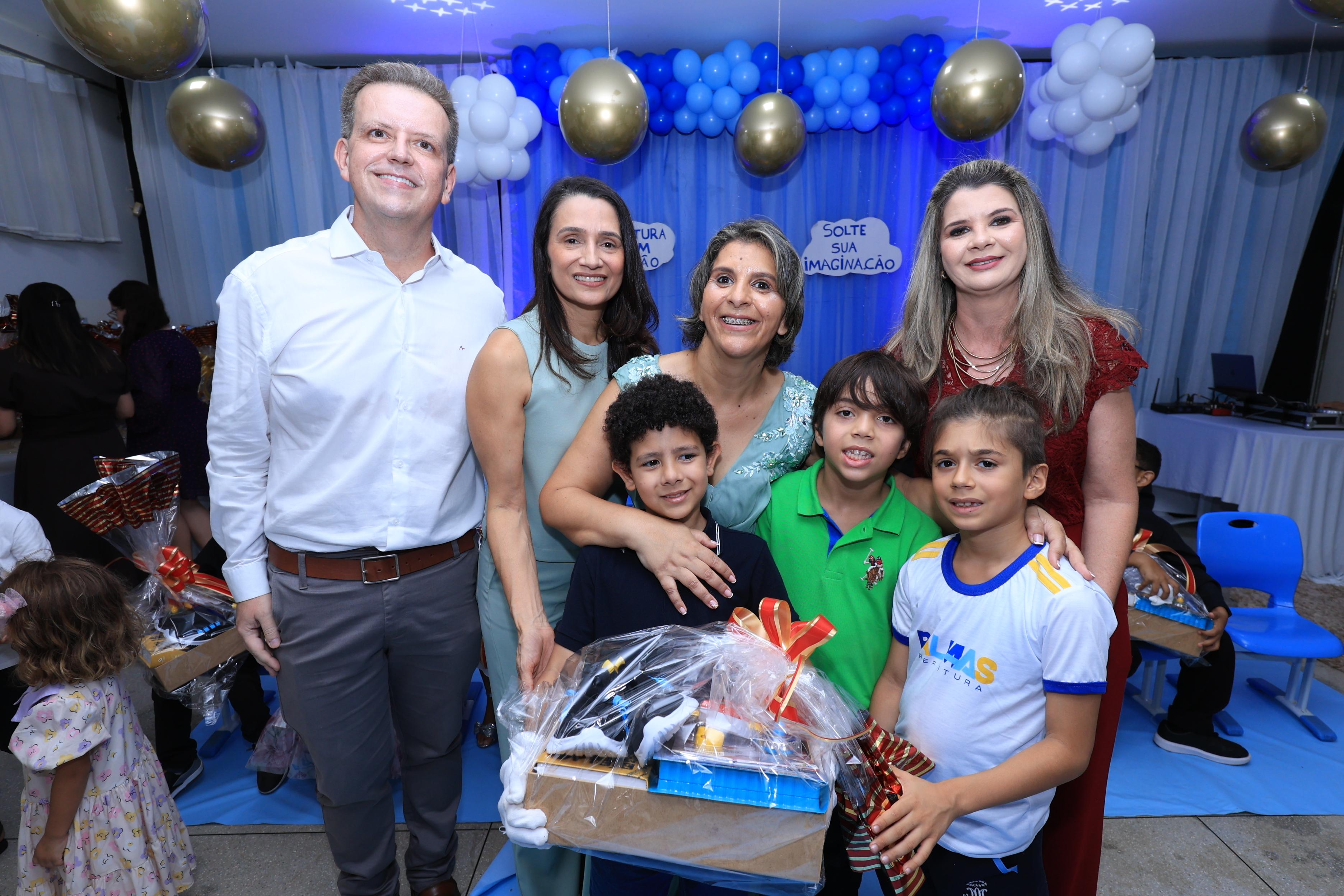 Alunos receberam kit com um par de tênis, uma maleta pedagógica e brinquedo