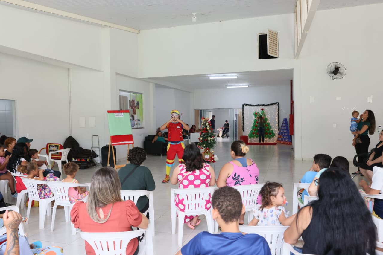 Confraternização das famílias atendidas nos Creas contou com uma apresentação lúdica do palhaço Batatinha