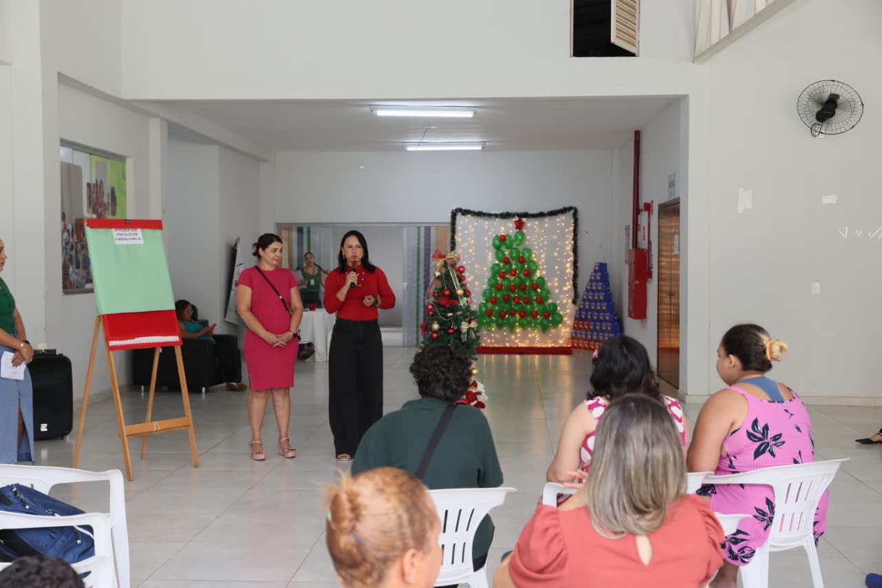 A gerente do Creas II, Valéria Santos (à dir), e a gerente de Proteção Social de Média Complexidade, Gleuzenir Lemos, explicam proposta de evento a famílias assistidas
