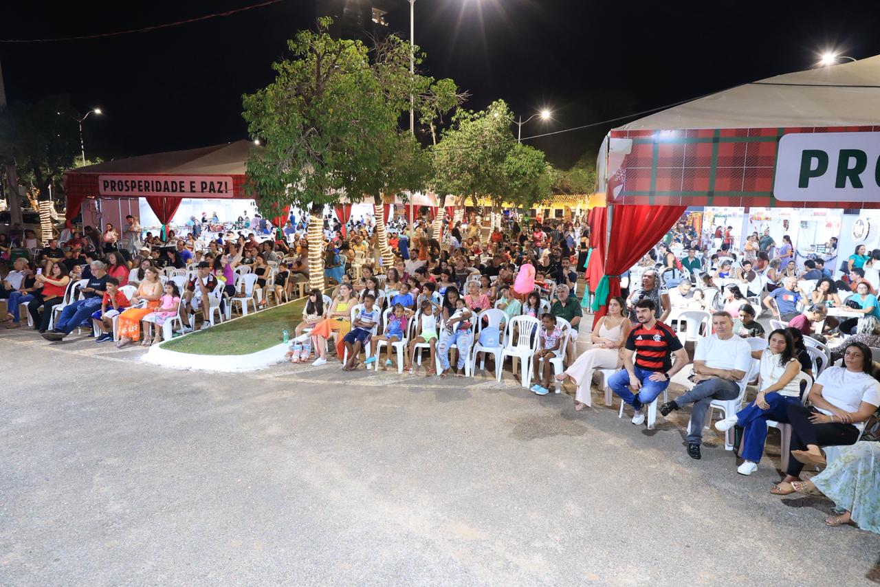 População acompanhando o espetáculo na noite de sábado, 13