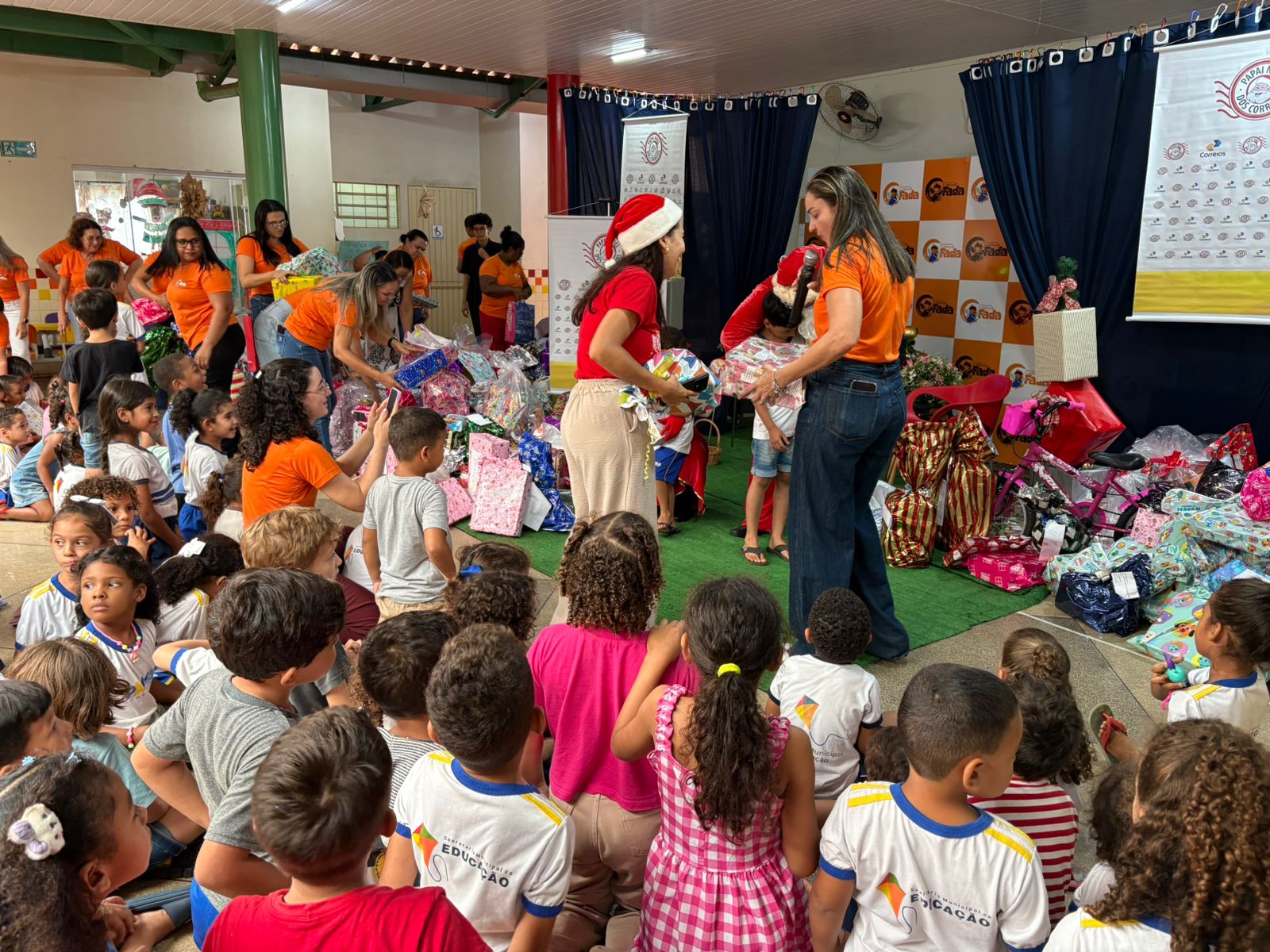 Conforme a diretora da unidade, Christina Dayane, o presente recebido pelas crianças representa mais do que um brinquedo: é um gesto de cuidado e esperança