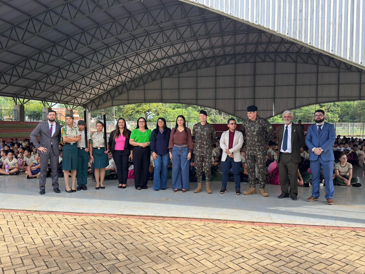 Equipe diretiva da Educação apresenta a general do Exército modelo cívico-militar adotado na ETI Caroline Campelo