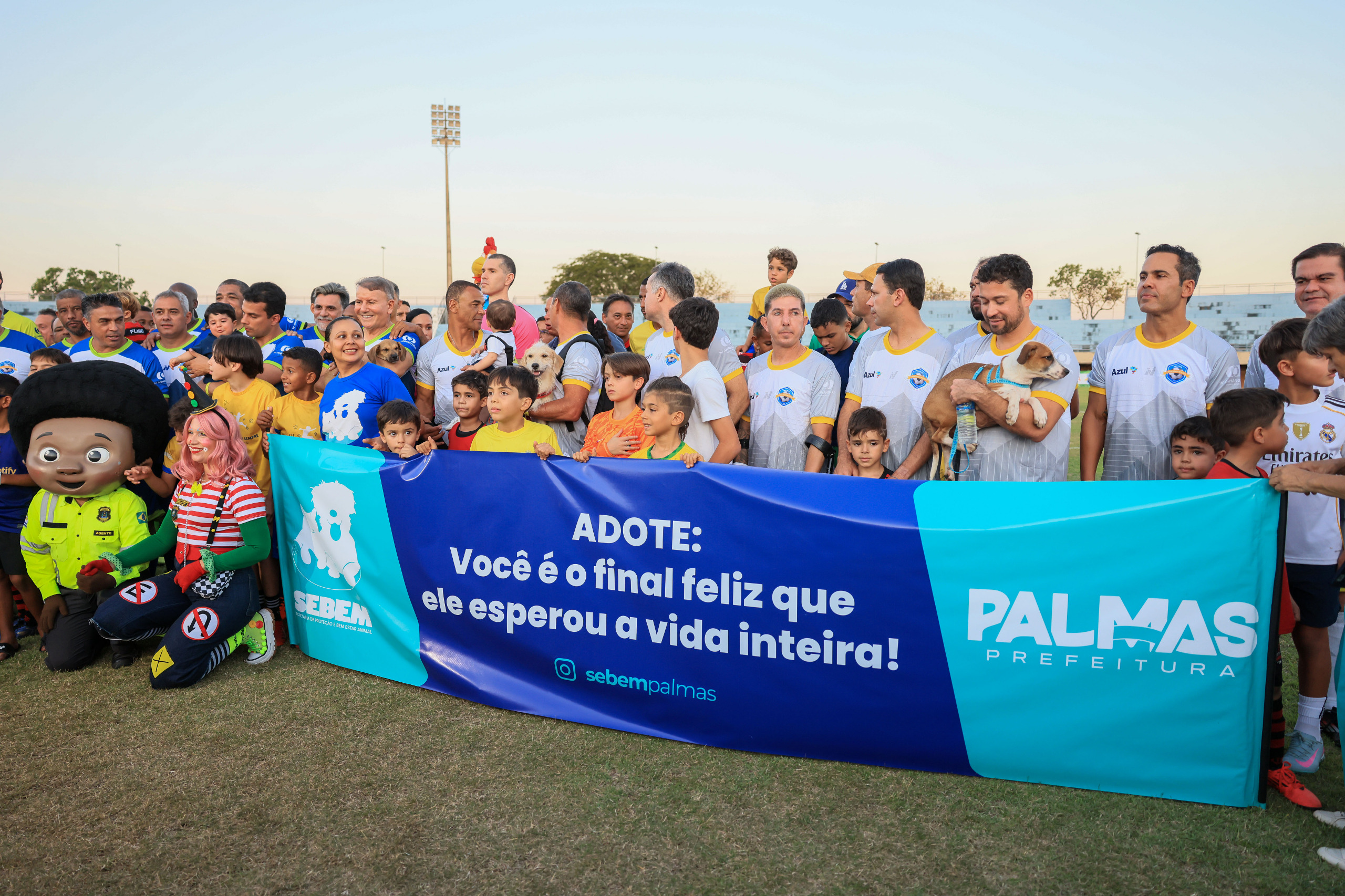 Prefeitura de Palmas realiza ação de incentivo à adoção durante partida da Copa do Brasil no Estádio Nilton Santos