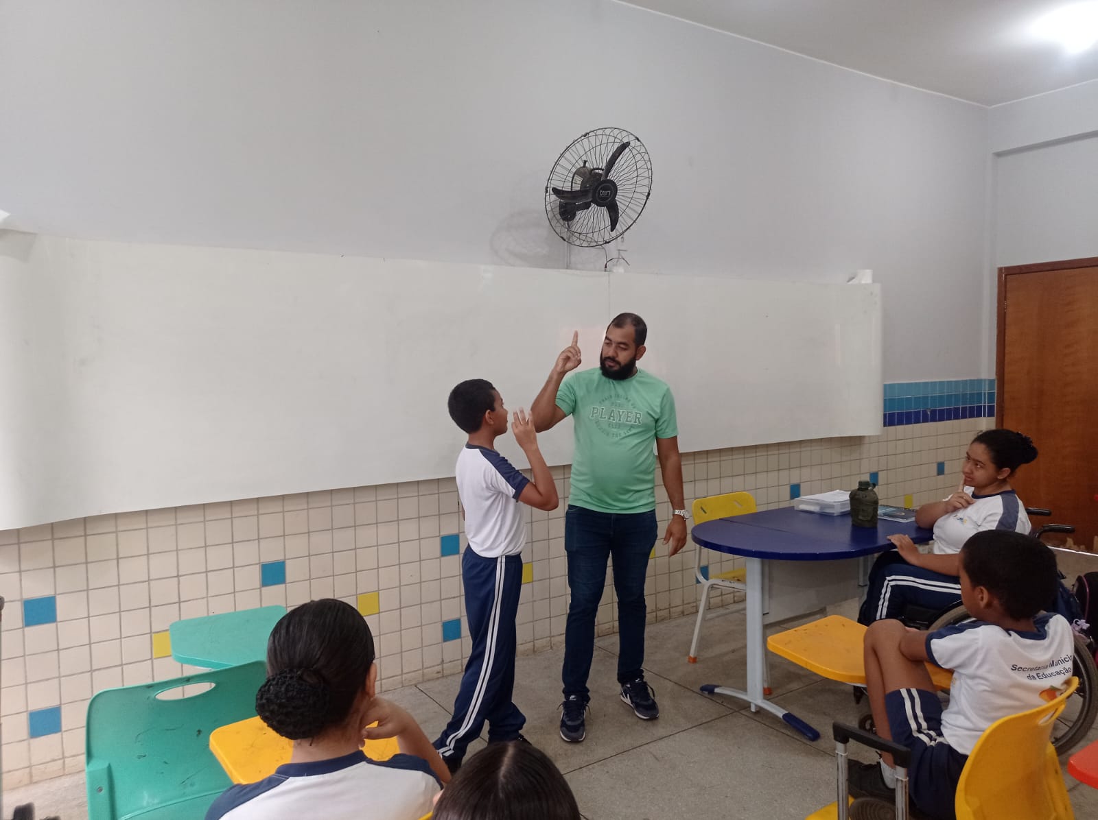 Estudantes da ETI Almirante Tamandaré recebem sinais pessoais durante programação em Libras