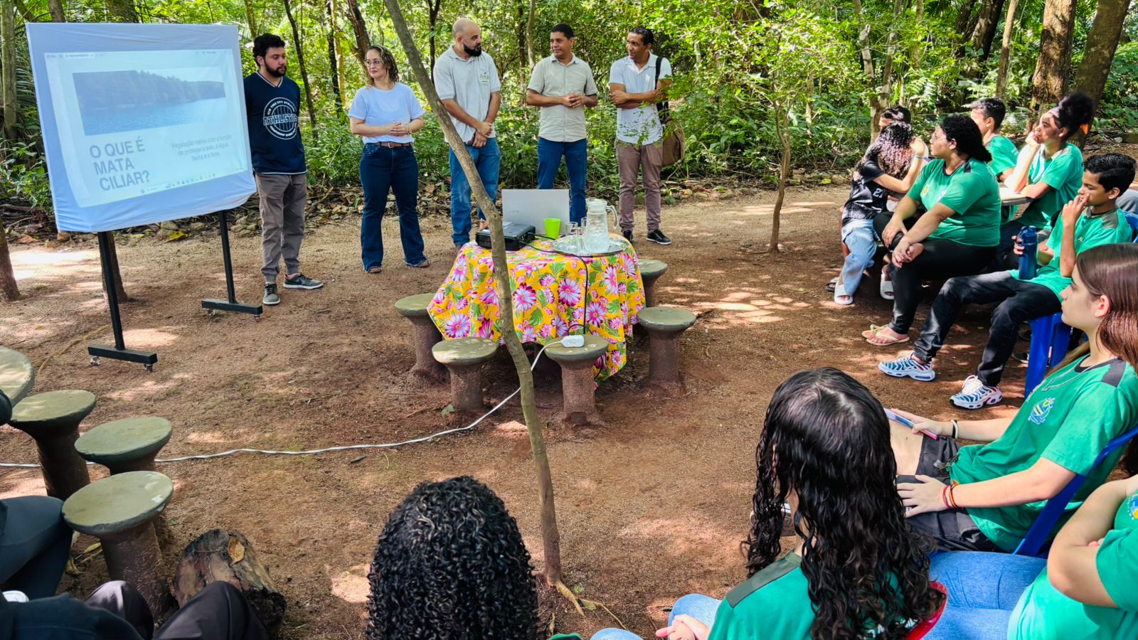 Aula ao ar livre sobre mata ciliar marca programação da Semana da Água em escola municipal da Capital