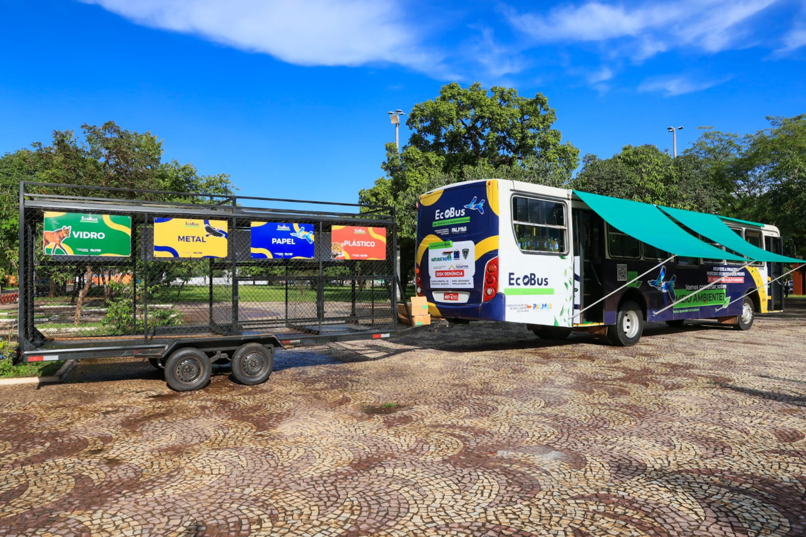 Moradores aprendem sobre coleta seletiva em ação itinerante do EcoBus na região central de Palmas