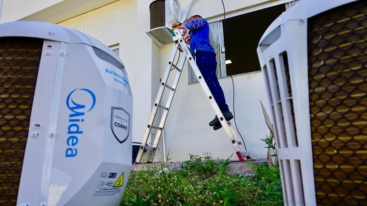 Prefeitura de Palmas inicia instalação de novos aparelhos de ar-condicionado em escolas e Cmeis da Capital