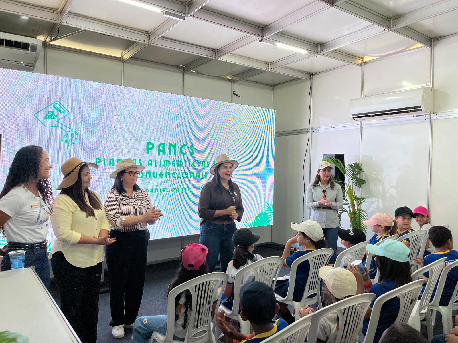 Estudantes aprendem sobre plantas comestíveis não convencionais em estande do Projeto Germinar