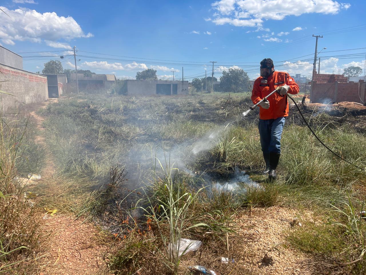 Defesa Civil Municipal combate incêndios em área de vegetação e lote baldio em Palmas