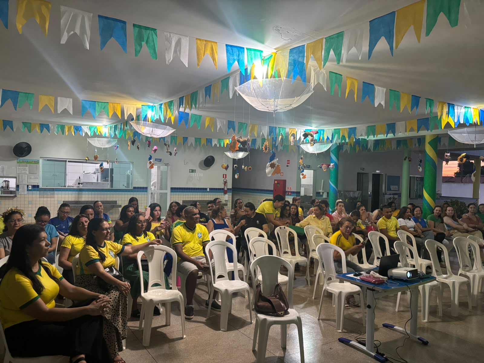 Em ritmo de Copa do Mundo, educadores participam de encontro formativo sobre aspectos legais e práticas docentes