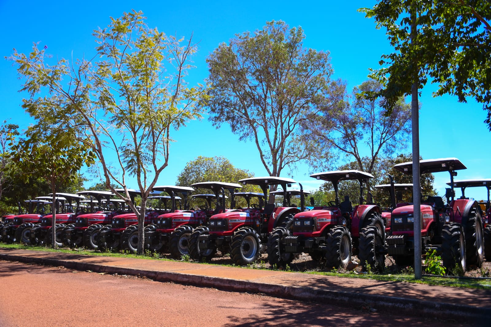 Prefeitura de Palmas recebe máquinas agrícolas para fortalecer atendimento aos pequenos produtores rurais